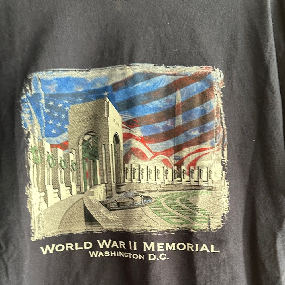 World War II Memorial T-Shirt  size Large